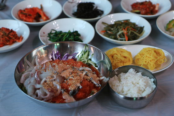 저구항에는 신선한 물회를 내놓는 식당이 많다. 
