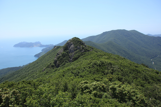 노자산과 가라산 중간쯤 우뚝 솟은 뫼바위. 왼쪽으로 해금강, 오른쪽 멀리 가라산 일대가 보인다. 