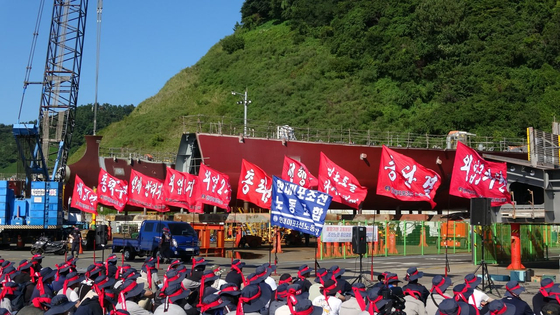 임금 협상이 장기 교착에 빠진 HD현대중공업 노조가 결국 전면파업 카드를 꺼내 들었다. 11일 오전 8시부터 8시간 동안 파업에 돌입했다. 올 들어 이미 11차례 부분파업을 이어온 노조가 전면파업이라는 강수를 둔 것은 이번이 처음이다. 노조는 ″사측이 전향적인 안을 내놓지 않으면 파업을 멈추지 않겠다″며 강경한 태도를 보였다. 사진 HD현대중공업 노조
