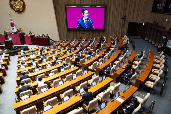 정청래 더불어민주당 대표가 9일 서울 여의도 국회에서 열린 제429회 국회(정기회) 제2차 본회의에서 교섭단체 대표 연설을 하는 가운데 국민의힘 의원석이 군데군데 비어 있다. 뉴스1