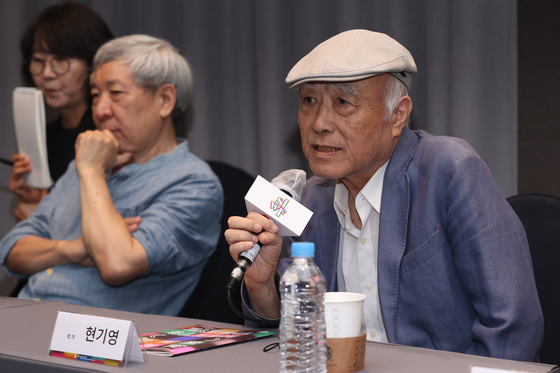 직접 겪은 제주 4ㆍ3 사건을 다룬 『순이 삼촌』의 소설가 현기영(오른쪽). 12일 오후 6시 30분 옌롄커와 대담한다. 연합뉴스