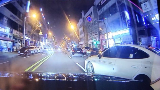 2023년 2월 12일 오후 8시 6분 경기 안산시 상록구 소재 상가 밀집지역에서 진로변경하는 차량을 피의자 차량이 고의로 충돌하는 장면. 사진 경기남부경찰청 