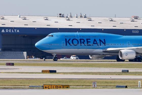 대한항공 747-800기가 10일(현지시간) 미국 조지아주 하츠필드-잭슨 애틀랜타 국제공항에 도착하고 있다. EPA=연합뉴스