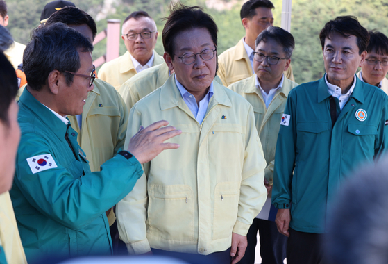 이재명 대통령이 지난달 30일 강원 강릉시 성산면 오봉저수지를 방문해 김홍규 강릉시장(왼쪽)의 설명을 경청하며 가뭄 대응 추진 상황을 점검하고 있다. [대통령실사진기자단]