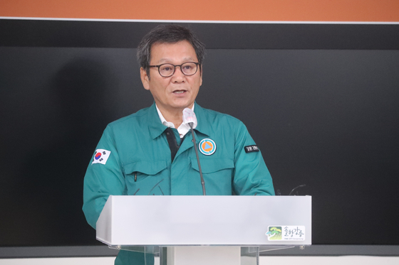 지난 5일 강원 강릉시청 재난상황실에서 김홍규 강릉시장이 가뭄 대응 대책을 발표하고 있다. [연합뉴스]
