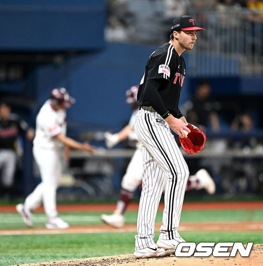 [OSEN=고척, 이대선 기자] 9일 오후 서울 고척스카이돔에서 2025 신한 SOL Bank KBO리그 키움 히어로즈와 LG 트윈스의 경기가 열렸다.키움은 알칸타라, LG는 톨허스트를 선발 투수로 내세웠다.4회말 1사 1,3루에서 LG 톨허스트가 키움 임지열에게 우월 스리런 홈런을 허용하고 아쉬워하고 있다. 2025.09.09 /sunday@osen.co.kr