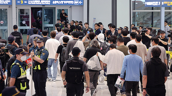  미국 이민당국에 의해 조지아주에 구금됐던 한국인 근로자들이 12일 영종도 인천국제공항 제2여객터미널 입국장을 나서고 있다. 김경록 기자