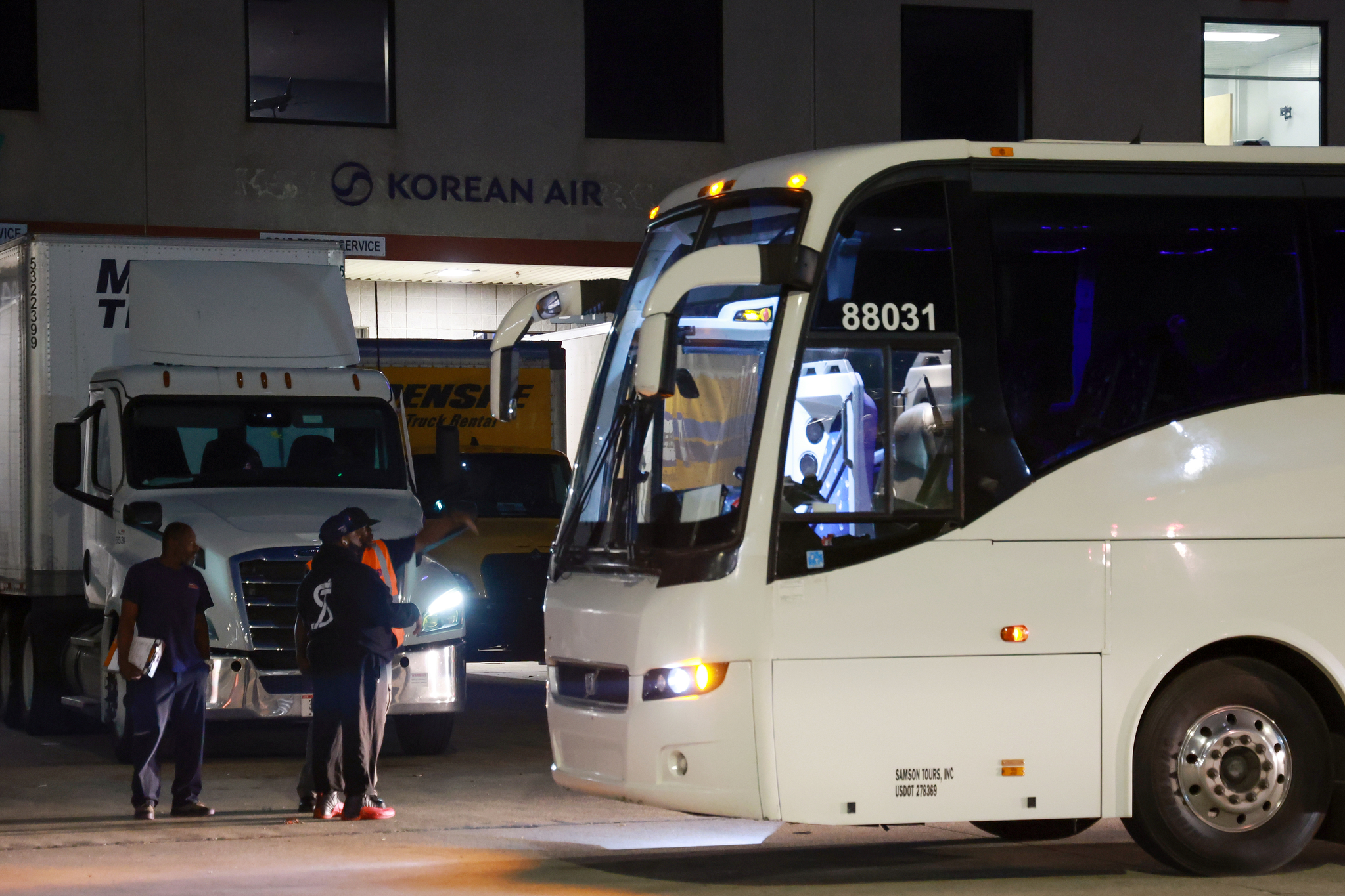 미국 이민당국에 의해 체포·구금됐다 풀려난 한국인 근로자들이 탑승한 버스가 11일(현지시간) 미국 조지아주 하츠필드-잭슨 애틀랜타 국제공항 인근에 도착해 있다. 연합뉴스