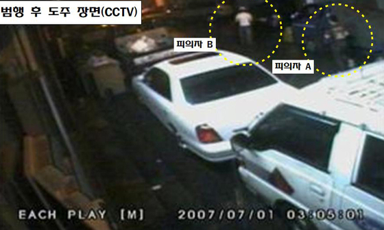 관교동 주택가 CCTV에 포착된 강도살인 2인조. 택시 뒷좌석에 불을 지른 후 골목을 빠져나가고 있다. 중앙포토