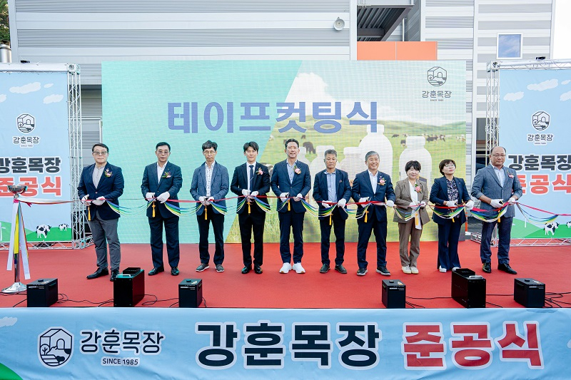 9월 10일 경북 구미시 선산읍 북산리 신축 유가공 공장에서 준공식에서 참가자 들이 기념촬영을 하고 있다
