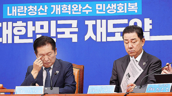  정청래 더불어민주당 대표(왼쪽)와 김병기 원내대표가 12일 국회에서 열린 최고위원회의에 참석해 최고위원들 발언을 듣고 있다. 임현동 기자