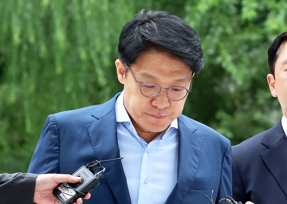 김상민 전 부장검사가 정치자금법 위반, 청탁금지법 위반 피의자 신분으로 지난 9일 오전 서울 광화문 김건희 특검 사무실로 출석하고 있다. 장진영 기자