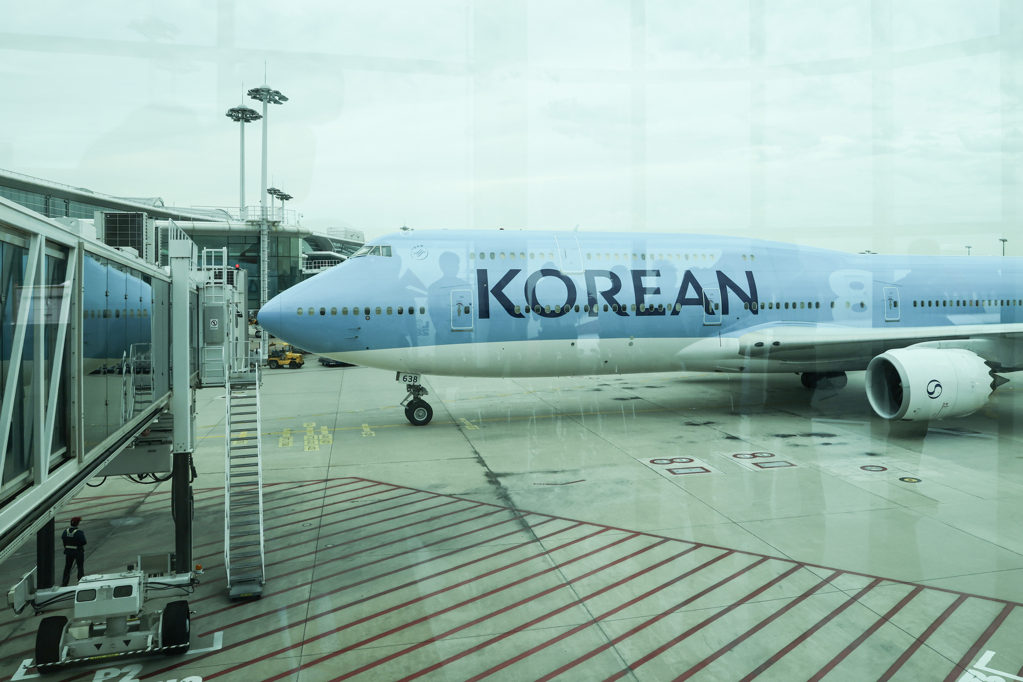 한국 근로자들이 탑승한 전세기가 12일 오후 인천국제공항 제2터미널 활주로에 착륙하고 있다. 김경록 기자
