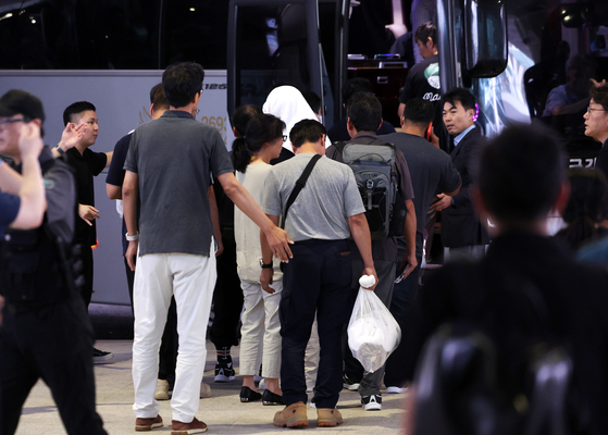 미국 이민 당국에 체포·구금됐다가 석방된 한국인 근로자가 12일 오후 인천국제공항을 통해 귀국해 가족의 품으로 향하고 있다. 김경록 기자
