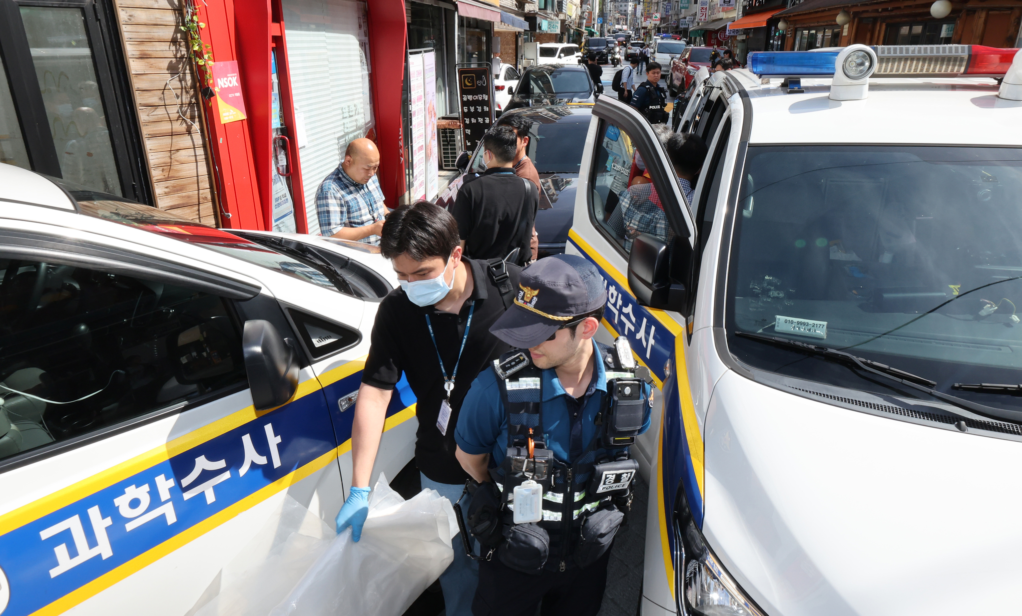 지난 3일 서울 관악구 한 식당에서 칼부림 사건이 발생, 경찰이 조사하고 있다. 연합뉴스