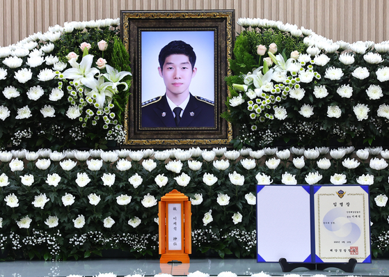 지난 11일 인천 동구의 한 장례식장에 갯벌 고립 노인에 구명조끼 벗어주고 숨진 해경 고(故) 이재석 경장 빈소가 마련되어 있다. 연합뉴스