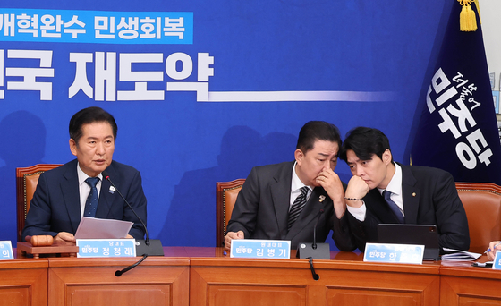 정청래 더불어민주당 대표(왼쪽)가 12일 국회에서 열린 최고위원회의에서 모두발언을 하고 있다. 오른쪽 둘째는 한준호 최고위원과 대화하는 김병기 원내대표. 임현동 기자