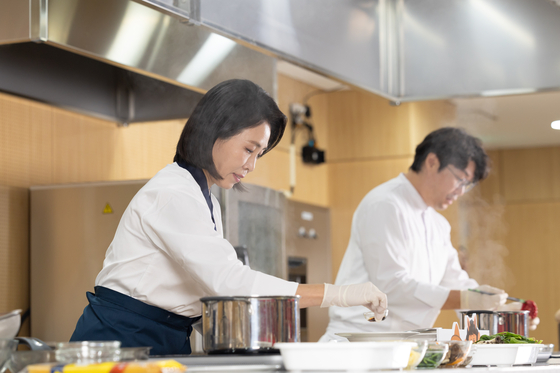 이재명 대통령 부인 김혜경 여사가 11일 서울 광진구 세종대에서 열린 '삼삼한 요리 경연대회'에서 '잡채 파스타'를 만들고 있다. 사진 대통령실
