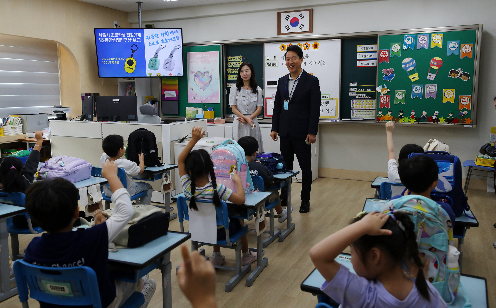 오세훈 서울시장이 12일 서울 광진구 양남초등학교를 방문해 학생들에게 초등안심벨 사용법을 설명하고 있다. 뉴시스