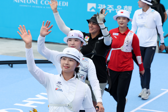 지난 12일 광주 5·18민주광장에서 열린 2025세계양궁선수권대회에서 임시현과 강채연 등 선수들이 리커브 여자 개인 8강전을 앞두고 인사하고 있다. 뉴스1