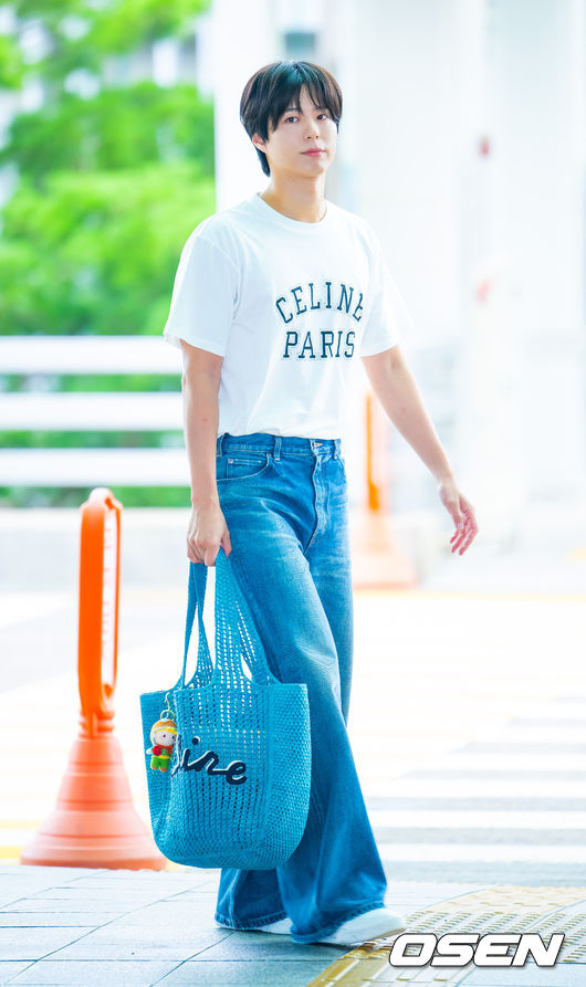 [OSEN=인천공항, 민경훈 기자] 배우 박보검이 12일 인천국제공항을 통해 말레이시아 쿠알라룸푸르로 출국했다.박보검은 단독 팬미팅 'PARK BO GUM 2025 FAN MEETING TOUR [BE WITH YOU]' 9월 13일 쿠알라룸푸르, 9월 17일 몬테레이, 9월 19일 멕시코시티, 9월 21일 상파울루, 9월 24일 산티아고를 방문해 투어를 이어간다.박보검이 출국장으로 향하고 있다. 2025.09.12 / rumi@osen.co.kr