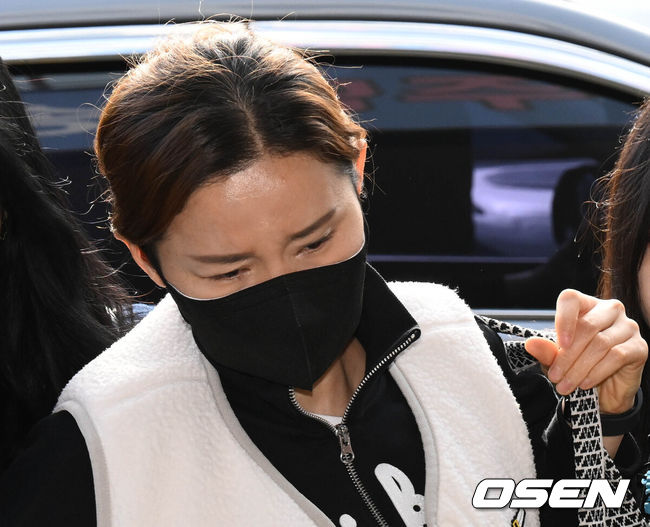 [OSEN=조은정 기자] 전청조씨(27)의 사기 혐의 공범으로 입건된 전 펜싱 국가대표 남현희씨(42)가 조사를 받기 위해 8일 오전 서울 송파경찰서로 향하고 있다. 2023.11.08 /cej@osen.co.kr