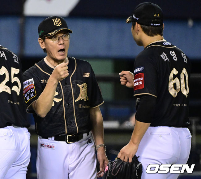 [OSEN=잠실, 조은정 기자]KT가 1위 LG의 80승 선착을 저지하고 4위 자리를 지켰다.프로야구 KT 위즈는 11일 서울 잠실구장에서 열린 2025 신한 SOL뱅크 KBO리그 LG 트윈스와의 시즌 13차전에서 6-4 역전승을 거뒀다.KT 이강철 감독이 박영현과 승리를 기뻐하고 있다. 2025.09.11 /cej@osen.co.kr