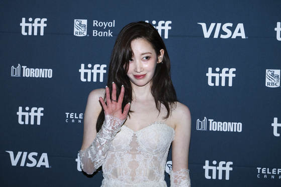 영화 '프로젝트 Y'로 토론토 국제영화제 레드카펫 무대에 선 배우 전종서. 사진 AP=연합뉴스 
