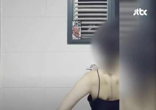 운동을 한 뒤 화장실에서 몸매를 확인하는 모습을 누군가 창문 밖에서 휴대전화로 자신을 촬영했다는 제보가 전해졌다. JTBC 캡처