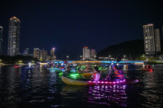 지난해 부산시 해운대구 수영강에서 진행된 야간 LED 카약 체험 장면. 사진 부산관광공사 