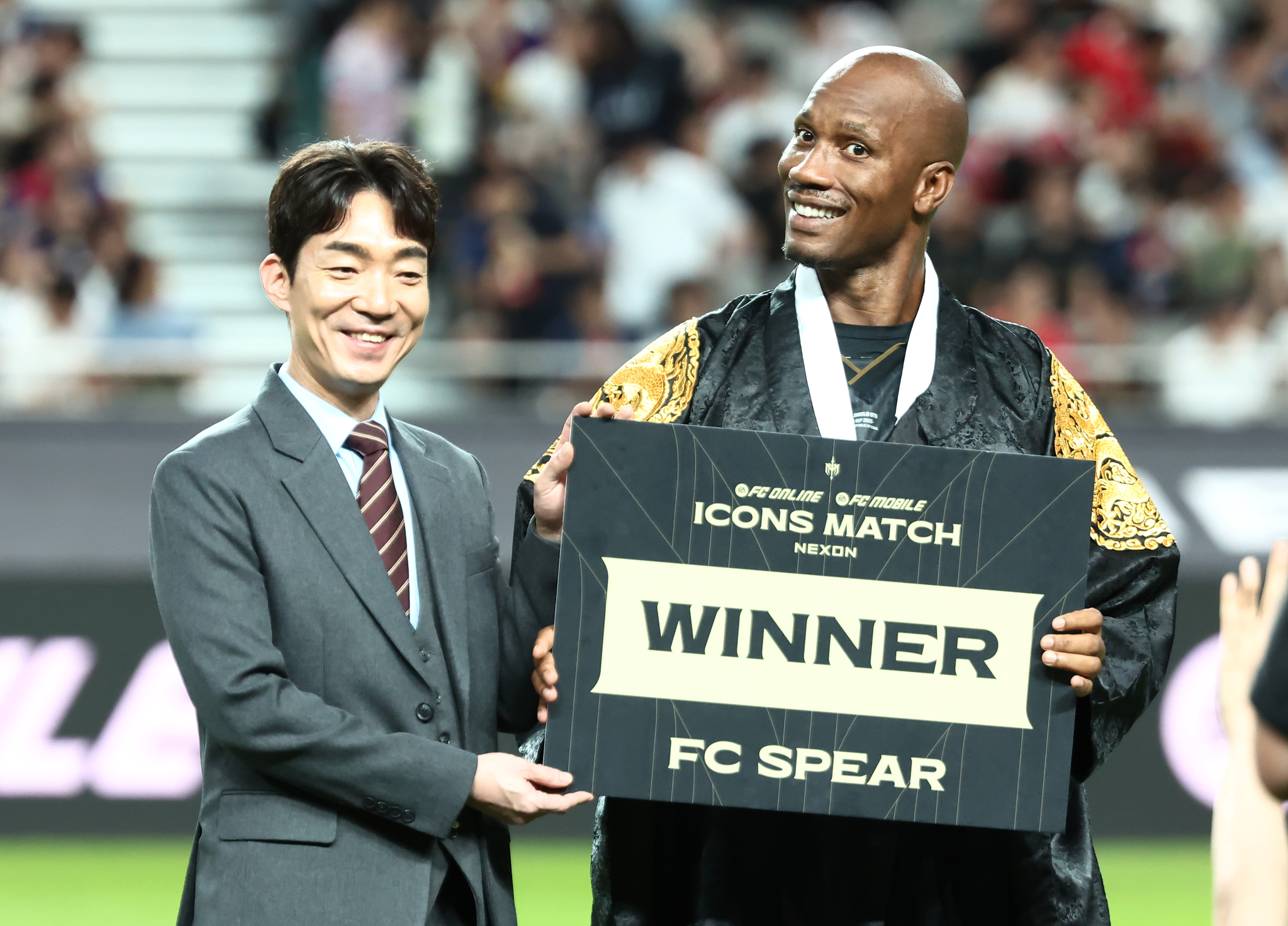 이벤트 매치에서 승리한 FC스피어 주장 디디에 드로그바가 넥슨 박정무 사업부사장과 기념촬영을 하고 있다. [뉴스1]