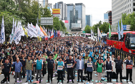 민주노총 양경수 위원장과 조합원들이 13일 오후 서울 중구 시청역 앞에서 열린 '진짜사장 교섭 쟁취·노동기본권 실현·노정교섭 쟁취'를 위한 9·13 민주노총 결의대회에서 구호를 외치고 있다. 뉴스1