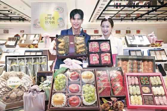신세계백화점은 전국 13개 점포에서 이달 16일부터 선물세트 판매에 나선다. 선물세트 라인인 5-스타(STAR)의 한우, 자연산 왕전복, 명품 재래굴비 등을 판매한다. 사진 신세계백화점