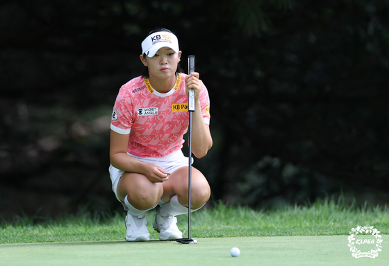 최종 라운드 1번 홀에서 퍼트를 앞두고 그린을 파악하는 방신실. 사진 KLPGA
