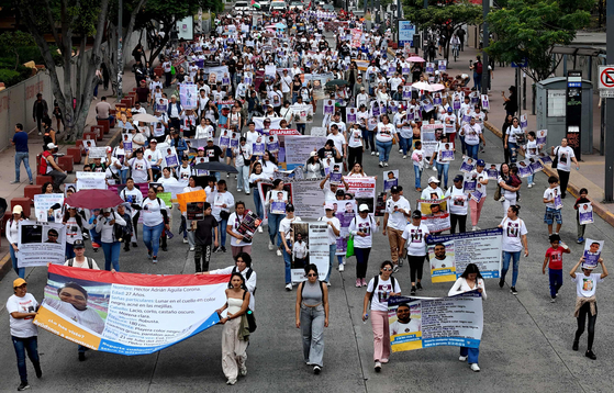 지난달 30일 멕시코 할리스코주 과달라하라에서 열린 국제 실종자의 날 시위에서 실종자 가족과 수색 단체가 행진하고 있다. AFP=연합뉴스