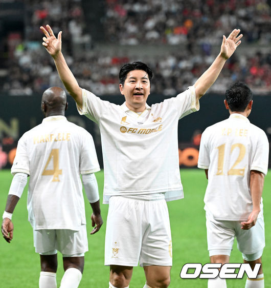 [OSEN=서울월드컵경기장, 이대선 기자] 14일 오후 서울월드컵경기장에서 '2025아이콘매치:창의 귀환,반격의 시작’ 경기가 열렸다.2025 아이콘매치는 넥슨 축구 게임 ‘FC 온라인’과 ‘FC 모바일’의 전설적 은퇴 선수들이 한국 경기장에서 펼치는 특별 경기다. 올해는 베일, 제라드, 카시야스가 새롭게 합류하고 아르센 벵거와 라파엘 베니테스 감독이 지략 대결을 펼친다.후반 실드 박주호가 역전골을 성공시키고 환호하고 있다. 2025.09.14 /sunday@osen.co.kr