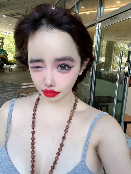 박봄 SNS