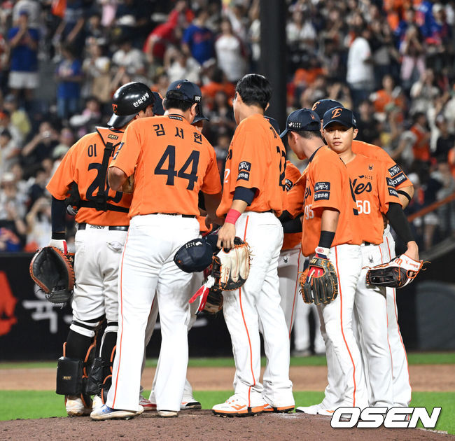 [OSEN=대전, 이대선 기자] 프로야구 한화 이글스가 키움 히어로즈 상대로 12연승을 질주했다. 에이스 코디 폰세가 개막 17연승을 거두며무패 행진을 이어갔고, 루이스 리베라토가 만루 홈런을 폭발했다.한화는 13일 대전 한화생명볼파크에서 열린 2025 신한 SOL Bank KBO리그 키움과의 홈경기를 10-5로 이겼다.경기 종료 후 한화 선수들이 승리의 기쁨을 나누고 있다. 2025.09.13 /sunday@osen.co.kr