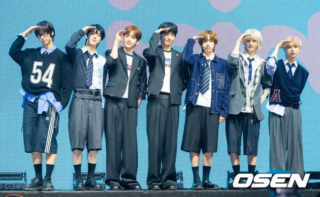 [OSEN=박준형 기자] 그룹 아이딧의 첫 번째 미니앨범 '아이 디드 잇.'(I did it.) 데뷔 쇼케이스가 15일 오후 서울 광진구 예스24 라이브홀에서 진행됐다. 아이딧은장용훈,김민재,박원빈,추유찬,박성현,백준혁, 정세민으로 구성된 7인조로, 유튜브로 방송된 서바이벌 오디션 '데뷔스 플랜'(Debut's Plan)으로 결성됐다.그룹 아이딧이 포즈를 취하고 있다.   2025.09.15 / soul1014@osen.co.kr