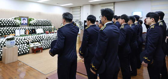 지난 12일 인천 동구의 한 장례식장에 마련된 해경 고(故) 이재석 경사 빈소를 찾은 해경 동료들이 조문하고 있다. 이 경사는 지난 11일 인천 옹진군 영흥도 갯벌에 고립된 70대 A씨를 구조하는 과정에서 자신이 착용했던 구명조끼를 A씨에게 입혀준 뒤 함께 헤엄쳐 나오다 실종됐다. 연합뉴스