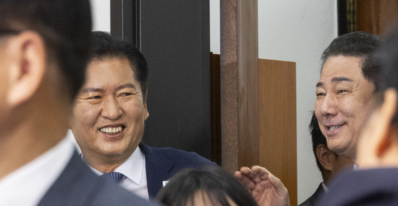 더불어민주당 정청래 대표와 김병기 원내대표가 15일 국회에서 열린 최고위원회의에 밝게 웃으며 입장하고 있다. 연합뉴스