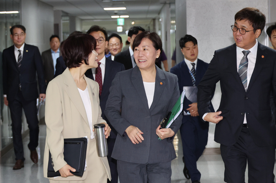 더불어민주당 한정애 정책위의장과 송미령 농림축산식품부 장관이 15일 서울 여의도 국회에서 열린 '추석 민생안정대책 당정협의'에 참석하며 대화하고 있다.. 연합뉴스