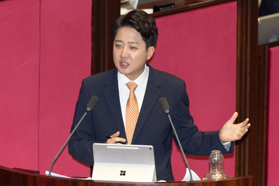 이준석 개혁신당 대표가 15일 오후 서울 여의도 국회에서 열린 제429회국회(정기회) 제5차 본회의에서 정치에 관한 대정부 질문을 하고 있다. 뉴스1