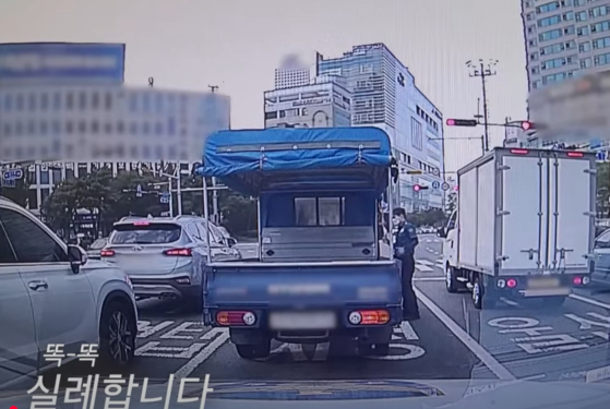 경찰이 순찰 중 벌금 4억4000만원이 쌓인 트럭을 우연히 발견해 운전자를 체포했다. 사진 경찰청 유튜브 캡처