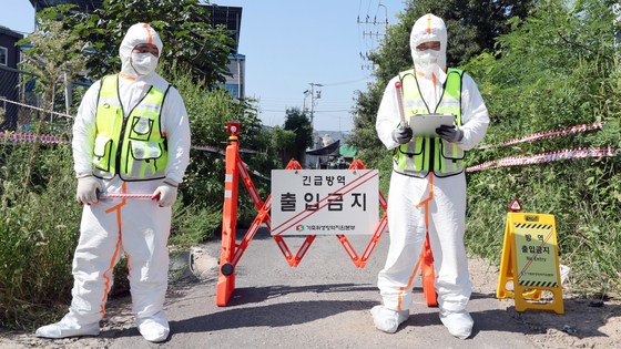 지난해 8월 31일 아프리카돼지열병(ASF)이 발생한 경기도 김포시 소재 한 양돈농장에서 가축위생방역지원본부 관계자들이 농장 입구에서 외부인의 출입을 통제하고 있다. 뉴시스