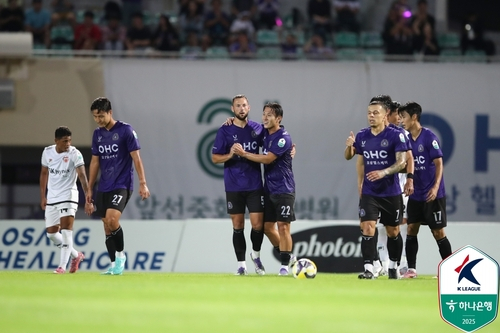 전반 동점골에 기뻐하는 안양 선수들. 사진 한국프로축구연맹