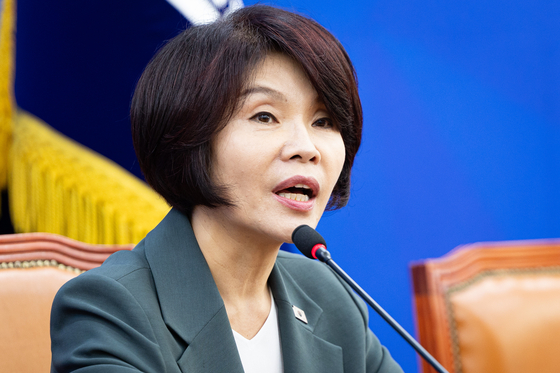 한정애 더불어민주당 정책위의장이 14일 서울 여의도 국회에서 기자간담회를 하고 있다. 뉴스1