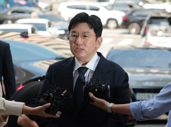 기업공개(IPO)를 앞두고 투자자들을 속여 지분을 팔게 한 의혹을 받는 방시혁 하이브 의장이 15일 서울 마포구 서울경찰청 금융범죄수사대에 피의자 신분으로 출석해 취재진 질문에 답하고 있다. 연합뉴스