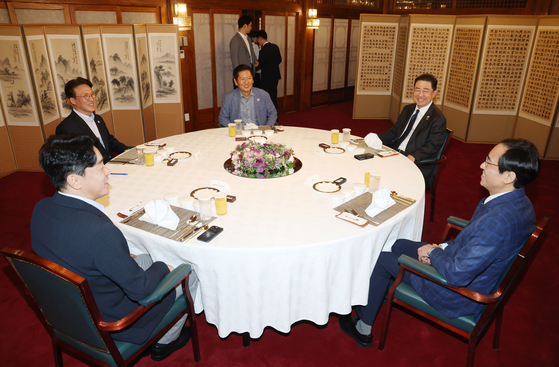 서울 종로구 삼청동 총리 공관에서 14일 당정대 고위급 만찬회동이 열리고 있다. 왼쪽부터 시계방향으로 김민석 국무총리, 정청래 더불어민주당 대표, 김병기 민주당 원내대표, 우상호 정무수석, 강훈식 대통령 비서실장. 뉴스1