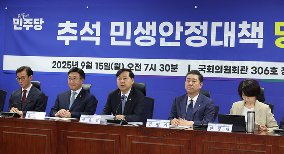 구운철 경제부총리 겸 기재부 장관(가운데)이 15일 오전 국회 의원회관에서 열린 추석 민생안정대책 당정협의에서 모두발언을 하고 있다. 임현동 기자